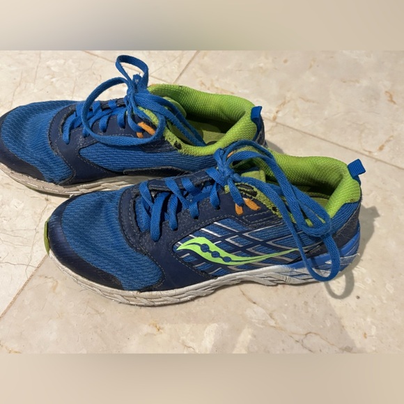 ASICS kids runners size 2 - Picture 2 of 4